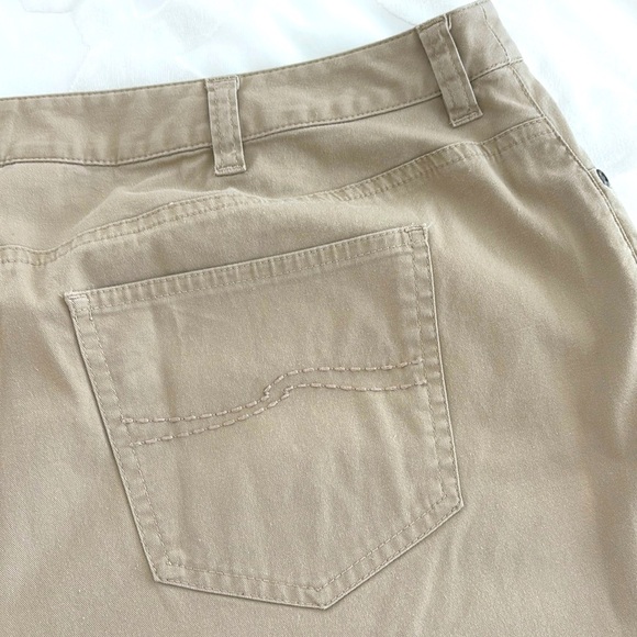 Talbots Stretch Khaki Capris. Decorative Back Pockets. Petite Size 18W - Picture 5 of 10